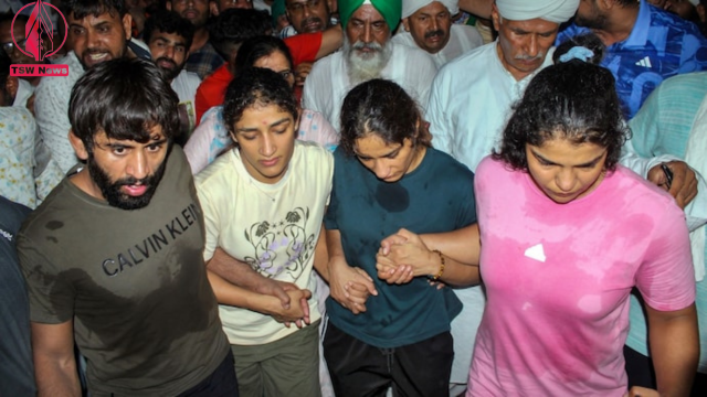 Haridwar: Protesting wrestlers Bajrang Punia, Sakshi Malik, Vinesh Phogat and Sangeeta Phogat at Har ki Pauri ghat, in Haridwar