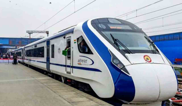 Karnataka's CM Seeks Railway Minister's Support to Extend Vande Bharat Express Routes