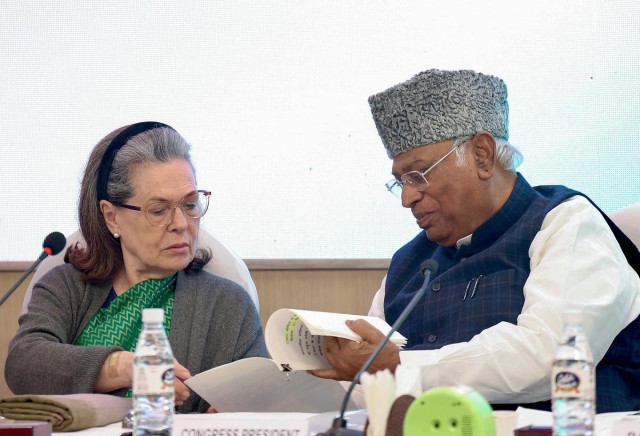 Does Sonia Gandhi and Kharge's decision to avoid Ram Mandir Pran Pratistha pose a threat to Congress?