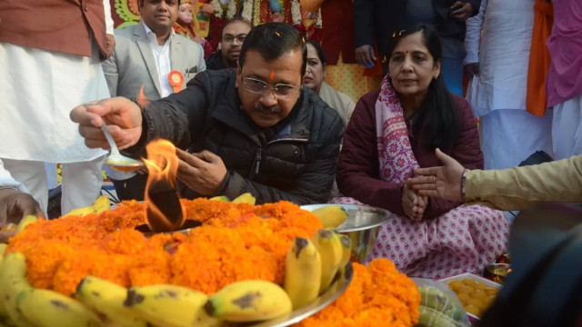 Arvind Kejriwal and his wife Sunita participate in AAP's Rohini temple Sundarkand recitation