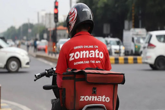 Zomato delivery agent studying for UPSC exam during traffic